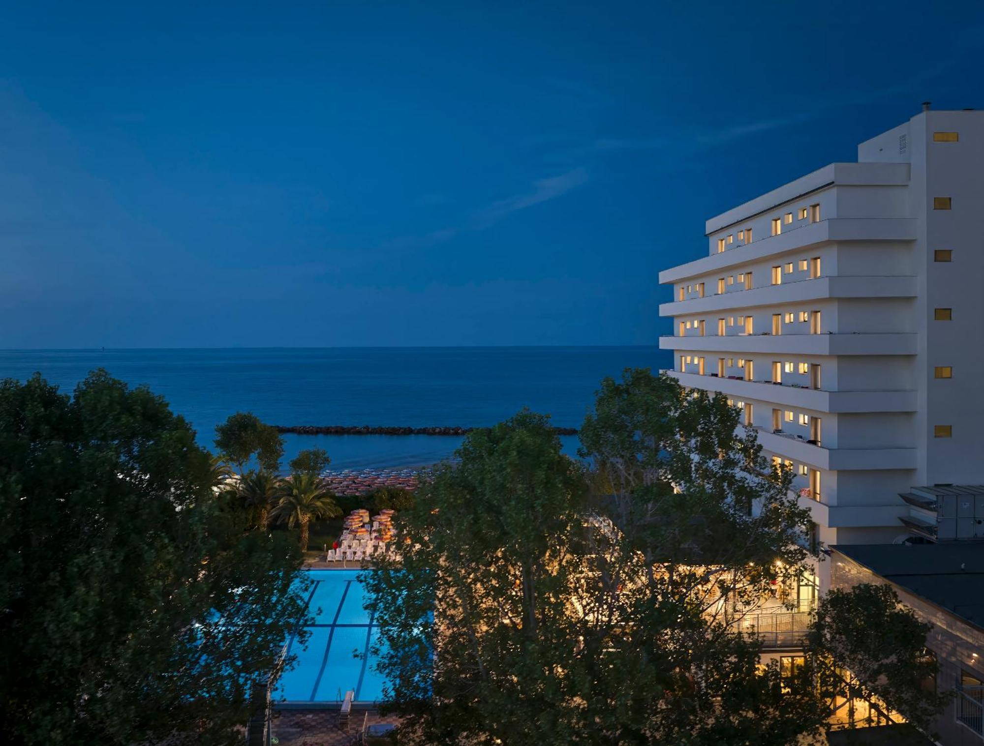 Serena Majestic Residence Montesilvano Marina Buitenkant foto